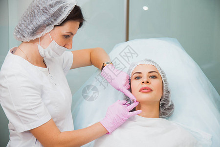 在美容局的年轻女消除面部轮廓上的皱纹毒素注射反年龄程序皮肤护理概念图片