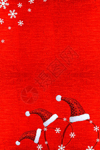 红色背景上的圣诞红帽和雪花的组成圣诞节礼物派对图片