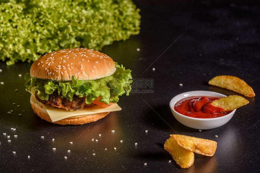 美味的烤自制汉堡配牛肉番茄奶酪黄瓜和生菜美味的烤汉堡在木桌上制作牛肉图片
