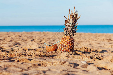 沙滩上的菠萝椰子鸡尾酒OceanBeach1图片