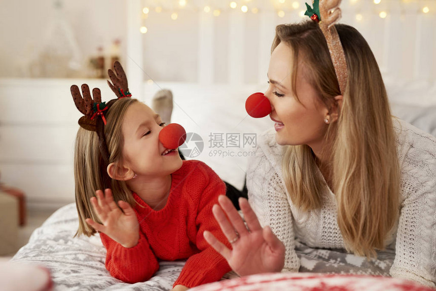 母亲和女儿享受圣诞图片