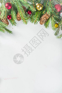 带杉树和装饰的圣诞贺卡背景图片