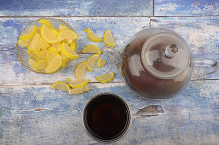 玛莱德柠檬片一杯黑茶和一杯茶壶图片