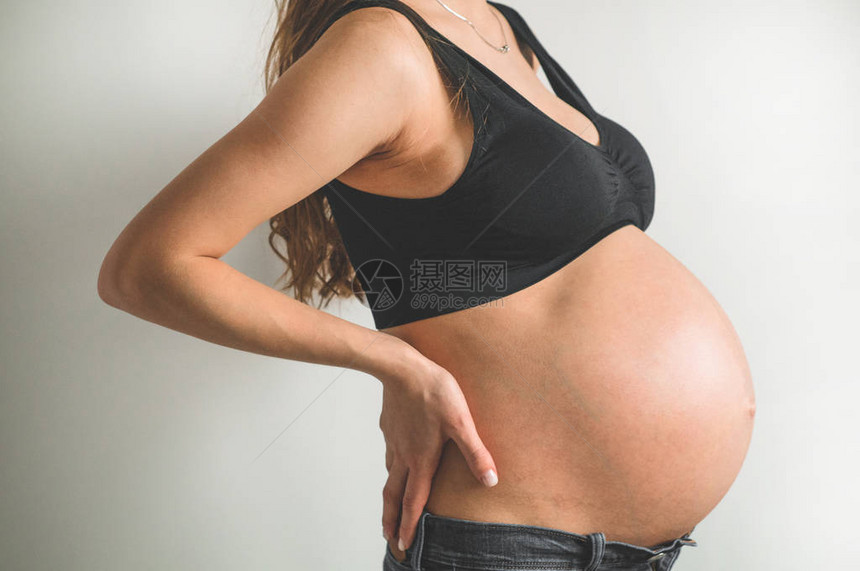 怀着肚子的有吸引力的怀孕妇女怀孕图片