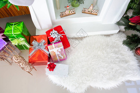 家里装饰圣诞树和礼品庆祝圣诞夜图片