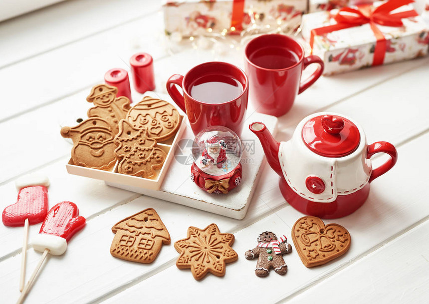 圣诞饼干和一杯热茶图片