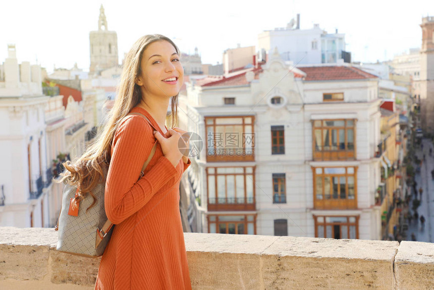 瓦伦西亚旅游年轻美丽的旅行者女人参观西班牙欧洲图片