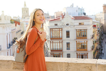 瓦伦西亚旅游年轻美丽的旅行者女人参观西班牙欧洲图片
