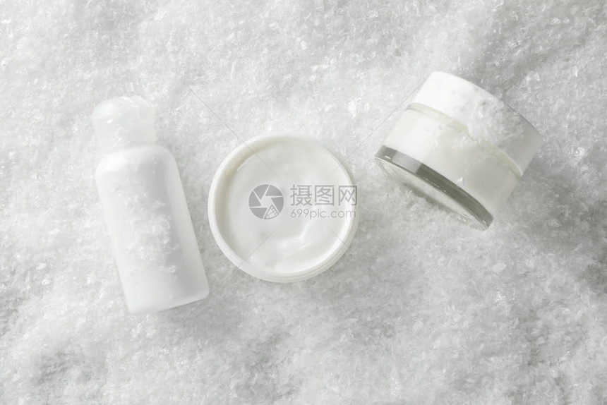 设置化妆品冬天奶油罐用于雪底皮肤图片