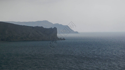 岩石峭壁和有雾的天气海岸线图片