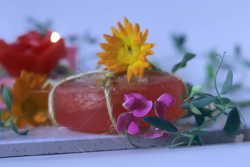 天然肥皂蜡烛盐鲜花浅底贝壳温泉治疗季节健康身图片