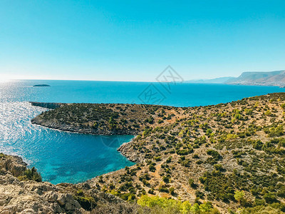 土耳其的地中海或爱琴海沿岸海岸或海湾景夏日风景与大海和树木蓝天碧海图片