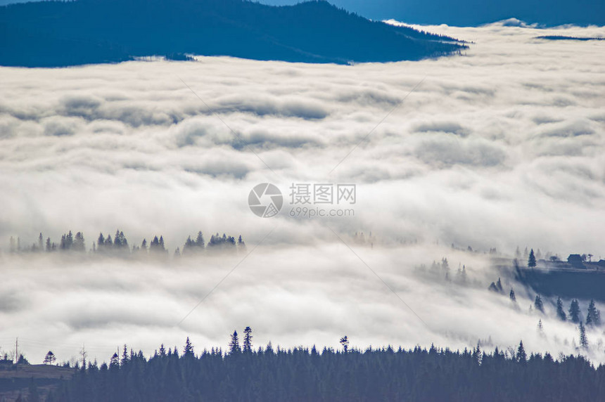 秋天雾中的喀尔巴阡山脉图片