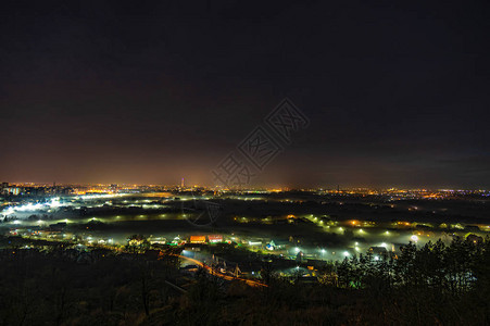 秋季山区雾中的城市夜光背景图片