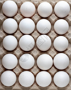 鸡蛋在其他鸡蛋中被打碎了一半食物图片