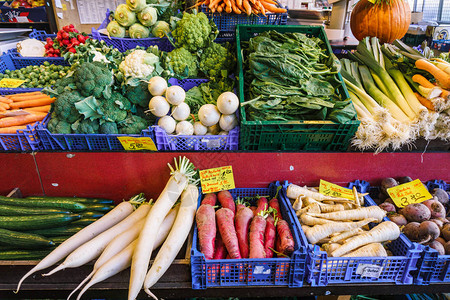 水果和蔬菜市场很多新鲜水果和蔬菜都不图片