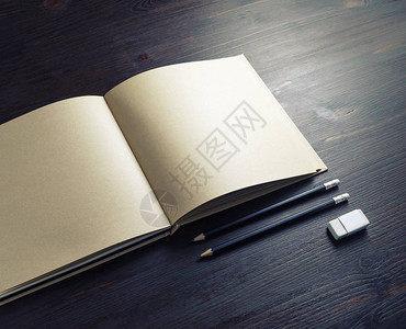空白的Kraft纸小册子铅笔和木制表背景图片