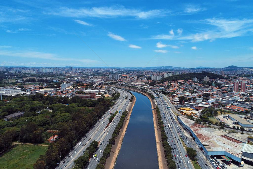 高速公路之间美丽河流的鸟瞰图城市景观很棒的风景MarginalTiete图片