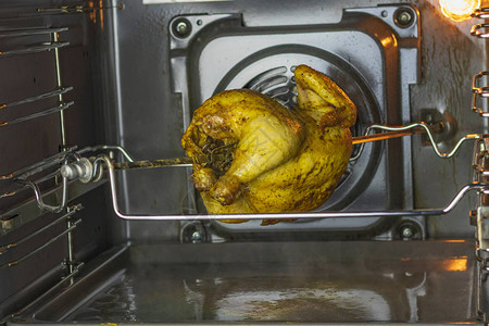 烤箱鸡是用口水煮的它在垂图片