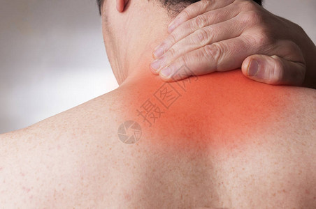 四十多岁有宫颈疼痛的人用手按摩脖图片