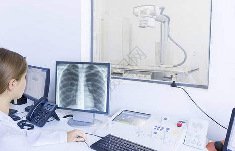 无法辨认的女医生分析胸部X光片现代实验室内部复图片