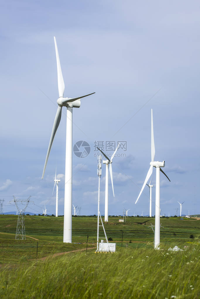 草原上的风力发电塔图片