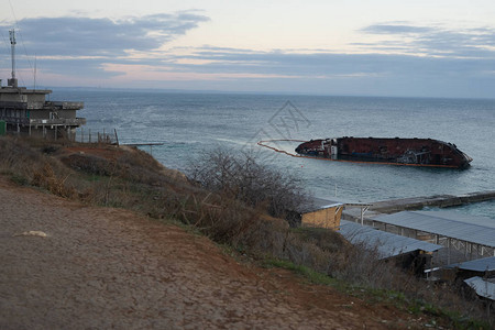 奥德萨海岸外的一艘沉没油图片