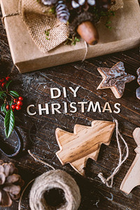 木制背景上的Diy圣诞字母图片
