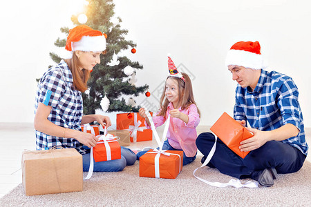 假期和礼物概念幸福家庭在圣诞节时赠图片