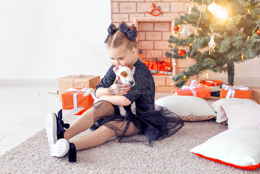 假期和童年概念快乐可爱的小女孩和小狗的肖图片