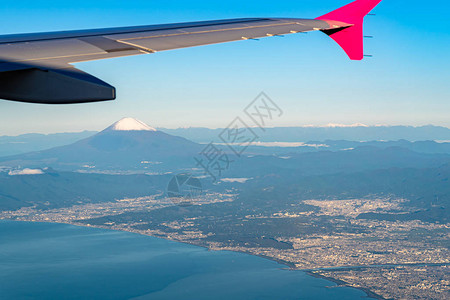 相模湾鸟瞰图与富士山富士山在背景和蓝天富士箱根伊豆国立公园的风景图片