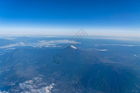 一只鸟的眼神在紧闭富士山和蓝天的空中看到高清图片