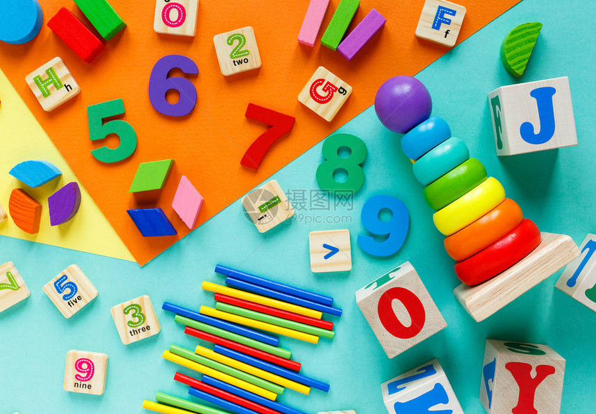 彩色纸上的木制儿童玩具益智玩具积木金字塔铅笔数字火车幼儿园学前班或日托所用的玩具复制文本的图片