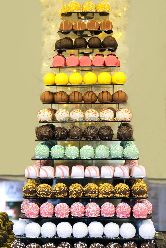 盛装多彩的各种甜点节日甜品活动或婚礼的图片