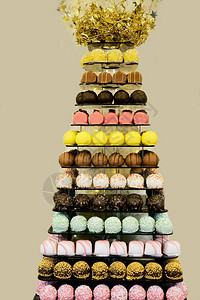 甜品桌上的塔或金字塔和纸杯蛋糕出售各种时尚糖果中的糖果用于活动或婚礼图片