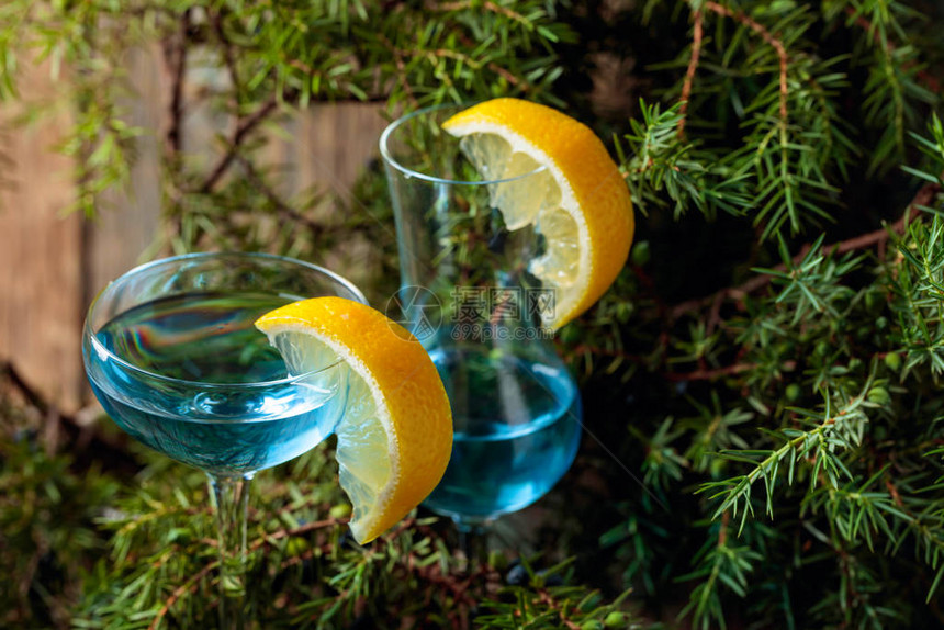 蓝色的杜松子酒杯加柠檬片蓝色的杜松图片