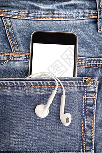 在牛仔裤后口袋里用智能手机和耳机模拟您的广告或显示文字的空白间特写视图片
