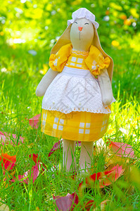 兔子情妇自己用天然材料做的穿裙子戴帽子的玩具兔子装饰图片