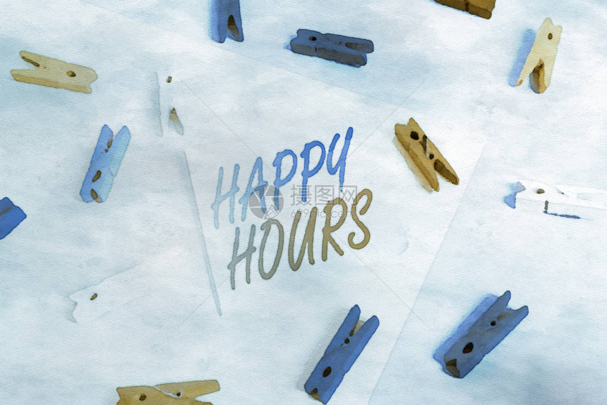 显示欢乐时光的文字符号展示在酒吧或餐厅以折扣价出售饮料时的商业照片彩色衣夹纸空提醒黄色蓝地图片