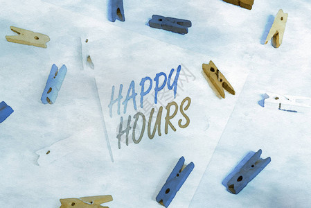 显示欢乐时光的文字符号展示在酒吧或餐厅以折扣价出售饮料时的商业照片彩色衣夹纸空提醒黄色蓝地背景图片