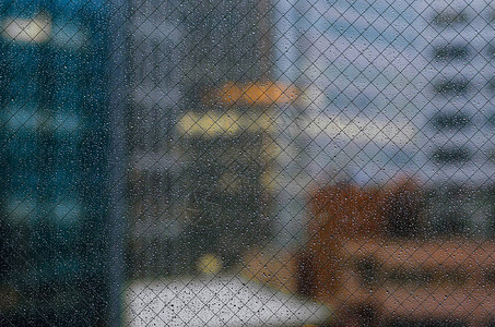 雨季玻璃窗上的雨滴城市建筑背景模糊抽图片