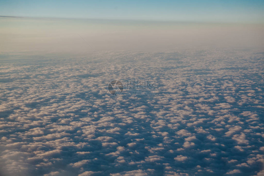 在日落风景的云上飞行图片