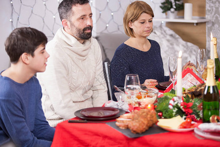 幸福的家庭在家里吃圣诞大餐的画像圣诞节家庭晚餐上的香槟杯一家人在圣图片