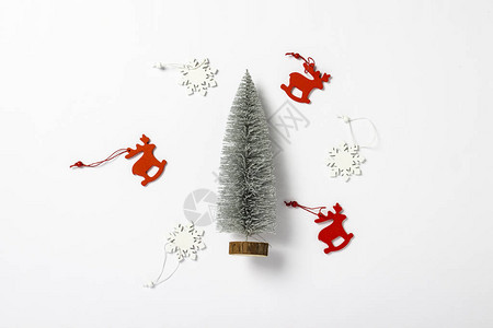 装饰圣诞树和白色背景上的装饰品图片