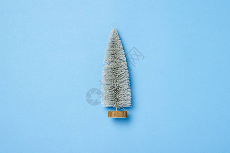 蓝色背景上的装饰圣诞树图片