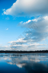 蓝冬天空和冰冷河流的反射自然经典图片