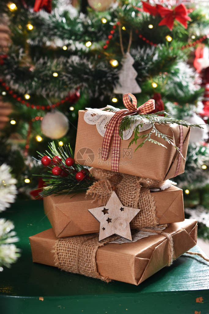 圣诞树前的乡村风格的手工装饰礼盒图片