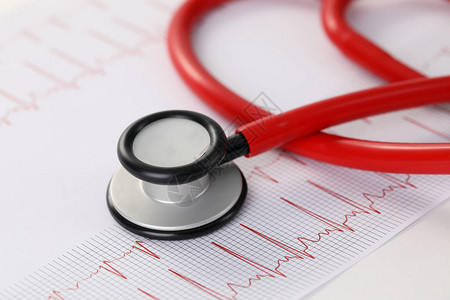 心电图健康结果的特写镜头检查呼吸和心跳的工具红医生听诊器心电图和心图片