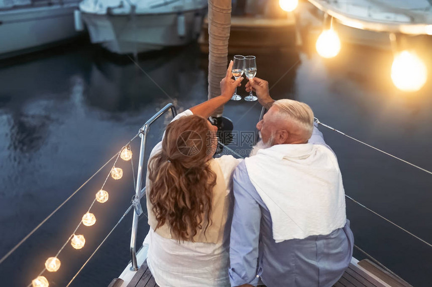 老夫妇在帆船度假时举杯庆祝快乐的成熟人在乘船旅行中庆祝结婚周年快乐爱情关系和旅行图片