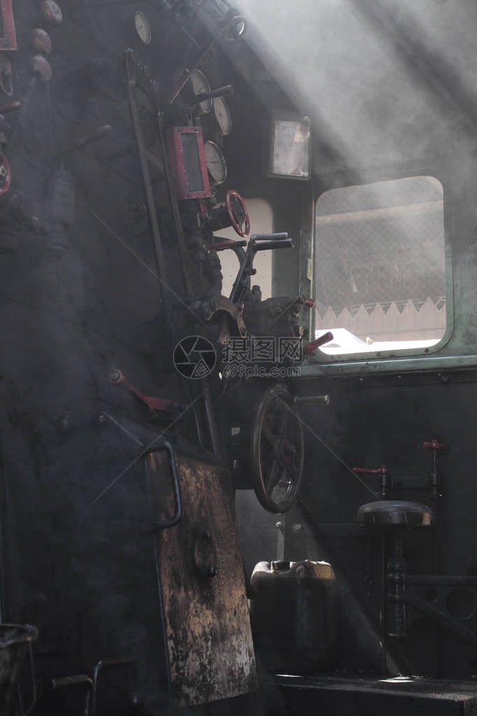 古老的蒸汽机车内装有一辆仍在旅游中使用的历史列车图片